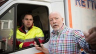Erich zeigt dem Rettungswagenfahrer den Weg