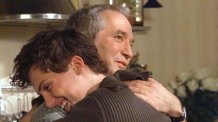 Erleichterung bei "Käthe" (Claus Vinçon, rechts) und Felix (Marc-Oliver Moro): Das Ergebnis der Untersuchungen liegt endlich vor.