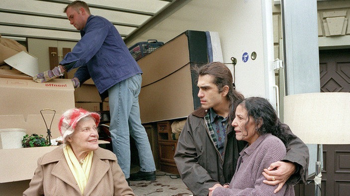 Erleichterung bei Mary und Vasily Sarikakis (Hermes Hodolides): Elena (Domna Adamopoulou, re) zieht endlich in eine eigene Wohnung. Nur Else (Annemarie Wendl) hält hämische Bemerkungen bereit.