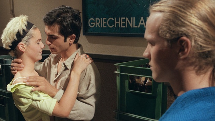 Ernüchternd: Klaus (Moritz A. Sachs, rechts) ertappt Pat (Giada Gray) und Vasily (Hermes Hodolides) bei einer zärtlichen Umarmung.