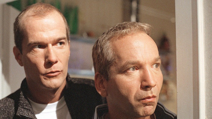 Erschrocken verfolgen Carsten (Georg Uecker, links) und "Käthe" (Claus Vincon) den Streit zwischen Jack und Felix.