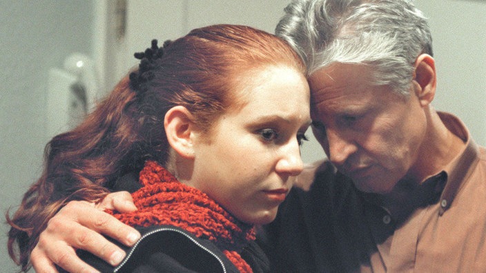 Erschütternd: Iffi (Rebecca Siemoneit-Barum) berichtet Andy (Jo Bolling) fassungslos von ihrer Entdeckung.
