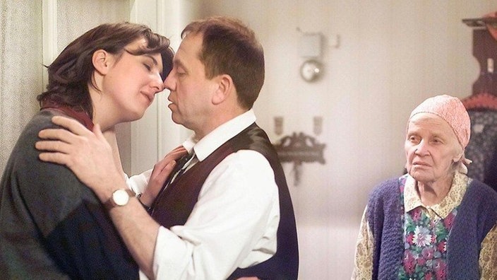 Erschüttert muss Else (Annemarie Wendl) mit ansehen, dass es Olaf (Franz Rampelman) mit seiner Ines (Birgitta Weizenegger) anscheinend doch ernst meint.