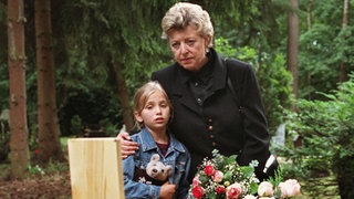 Erschüttert stehen Helga (Marie-Luise Marjan, rechts) und Lea (Anna-Sophia Claus) am Grab von Maja.