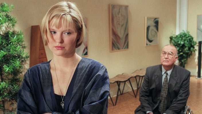 Erstaunen: Dressler (Ludwig Haas) stellt fest, dass Tanja (Sybille Waury) ihre Post umbestellt hat.