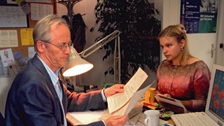 Erste Hilfe: Andrea (Beatrice Kaps-Zurmahr) bittet Hans (Joachim Hermann Luger) um Rat, wie sie ihre finanziellen Probleme lösen kann.