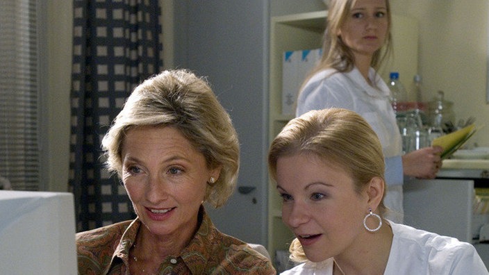 Erster Arbeitstag für Hannelore (Wookie Mayer, links): Andrea (Beatrice Kaps-Zurmahr, Mitte) ist begeistert, wie flott Hanne mit dem Rechner umgeht. Lisa (Sontje Peplow) freut sich dagegen wenig über die neue Kollegin.