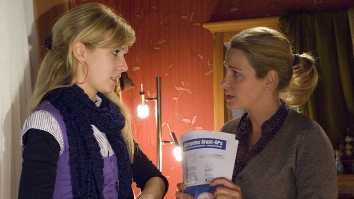 Erwischt: Maria (Tanja Frehse, rechts) hat bei Josi (Clara Dolny) fragwürdige Dokumente gefunden. Anscheinend geht es um eine bevorstehende Brustvergrößerung.