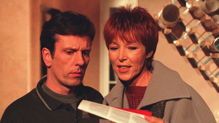 Eva (Inga Abel) glaubt Kurt (Michael Marwitz) eine riesige Freude mit der Überraschungsreise zu machen.