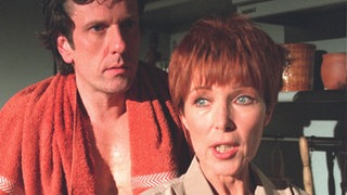 Eva (Inga Abel) ist von Kurts (Michael Marwitz) Wunsch, zurück nach Afrika zu gehen, überfordert.