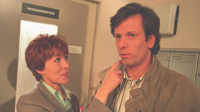 Eva (Inga Abel) wundert sich über Kurts (Michael Marwitz) mentale Abwesenheit.