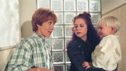 Eva-Maria bereitet ihren Auszug vor. Iffi weiss nicht, wo sie Nico (Julian Schwarz) unterbringen soll.