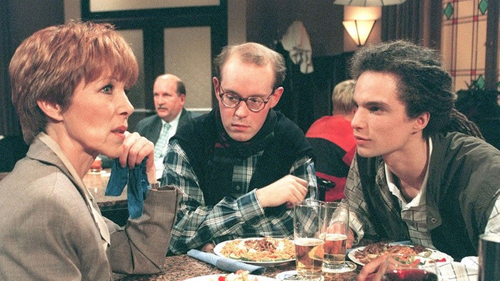 Eva-Maria (Inga Abel) hat Philipp (Philipp Neubauer) und Momo (Moritz Zielke) zum Essen eingeladen.