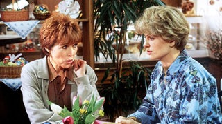 Eva-Maria (Inga Abel, links) und Gabi (Andrea Spatzek) beraten, wie sie mit Iffi umgehen sollen.