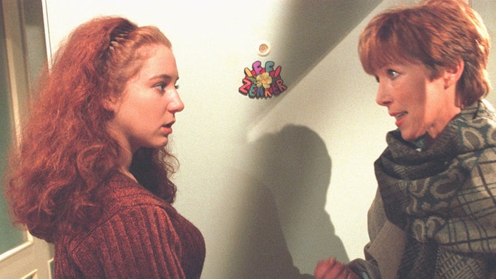 Eva-Maria (Inga Abel, rechts) und Iffi (Rebecca Siemoneit-Barum) geraten sich mal wieder in die Haare.