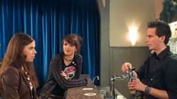 Fabian flirtet mit Sarah im "Akropolis"