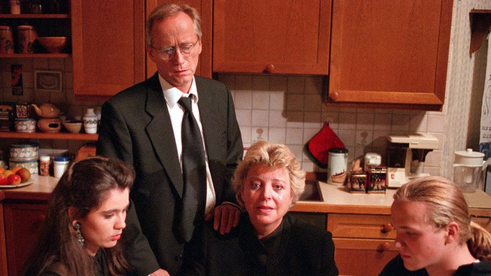 Familie Beimer kann noch nicht begreifen, dass Benny nicht mehr wiederkommen wird (v.l.: Ina Bleiweiß, Joachim Hermann Luger, Marie-Luise Marjan und Moritz A. Sachs).