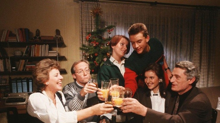 Familie Beimer und die Mourraits stoßen auf Dominiques bevorstehenden Aufenthalt in der Lindenstraße an (v.l.: Marie-Luise Marjan, Joachim Hermann Luger, Nina Vorbrodt, Christian Kahrmann, Brigitte Annessy und Frédérique de Pasquale).