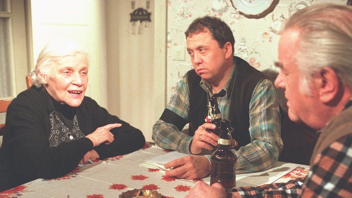 Familie Kling findet sich selten an einem Tisch ein: Else (Annemarie Wendl), Olaf (Franz Rampelmann, Mitte) und Egon (Wolfgang Grönebaum).