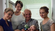 Familie Stadler steht im Wohnungsflur