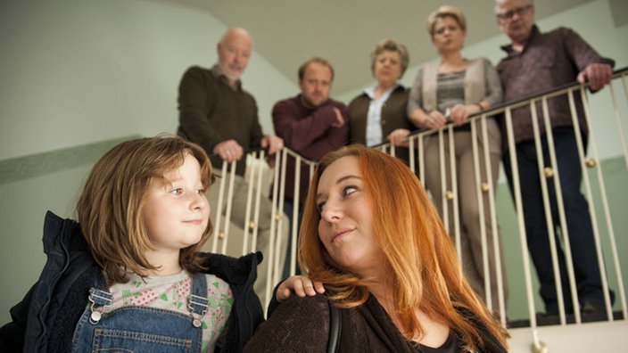 Familie Zenker/Beimer steht im Treppenhaus
