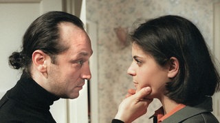 Fausto (Antonio Paradiso) hat Marcella (Sara Turchetto) in einer pikanten Siuation erwischt und stellt sie zur Rede.