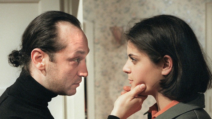 Fausto (Antonio Paradiso) hat Marcella (Sara Turchetto) in einer pikanten Siuation erwischt und stellt sie zur Rede.