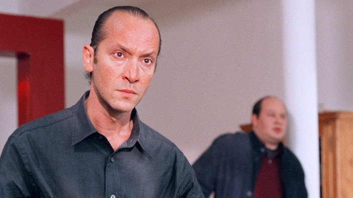 Fausto (Antonio Paradiso, links) stellt Strunz  (Reiner Gaike) zur Rede: Warum ging der Überfall auf Isolde so gründlich daneben?