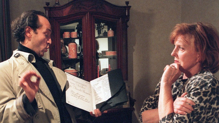 Fausto Rossini (Antonio Paradiso) steht urplötzlich vor Isoldes (Marianne Rogée) Tür und will sie für ein neues Kochbuch gewinnen.