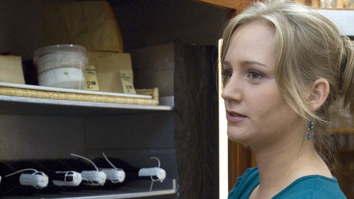 Feiger Anschlag: Lisa (Sontje Peplow) impft die Nachspeisen in Sabrinas Laden mit Salmonellen.