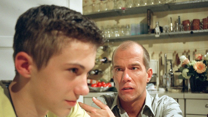 Felix (Marc-Oliver Moro, links) stellt Carsten (Georg Uecker) ein Ultimatum: Erst wenn seine Freundin Jack ins Heim geht, besucht Felix wieder die Schule.