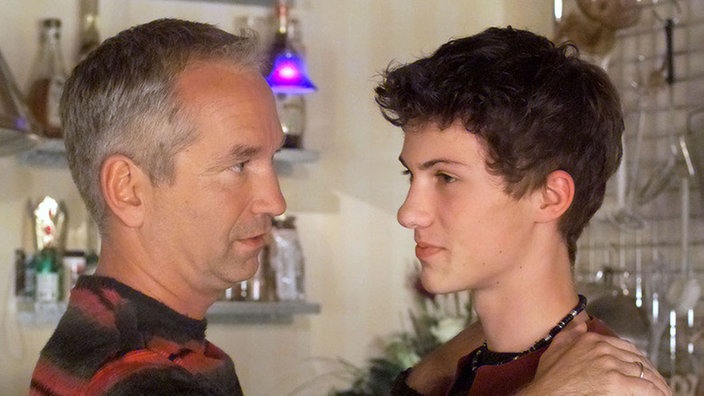 Felix (Marc-Oliver Moro, rechts) ist tief traurig, dass Jack mit ihm Schluss gemacht hat. "Käthe" (Claus Vinçon) tröstet seinen Adoptivsohn.
