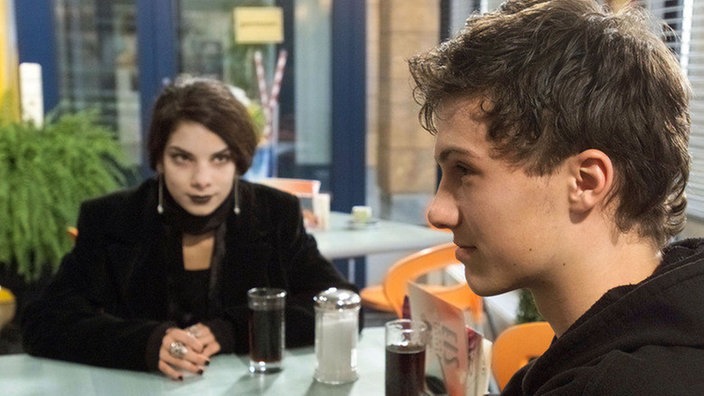 Felix (Marc-Oliver Moro) trifft sich das erste Mal mit Monika (Lilli Holunder) im Café.