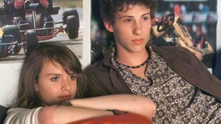 Felix (Marc-Oliver Moro) und Jack (Cosima Viola) schauen zusammen ein Video. Mehr Gemeinsamkeiten haben die beiden im Moment aber nicht.
