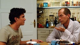 Felix und Carsten sitzen in der Küche