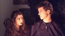 Felix und Monika führen eine schwarze Messe durch