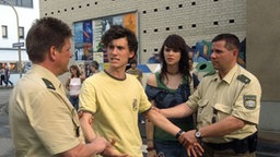 Felix wird von der Polizei abgeführt