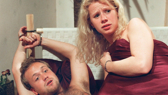 Fesselnde Erlebnisse: Nina (Jacqueline Svilarov) und Klaus (Moritz A. Sachs) werden mitten im Liebespiel gestört.
