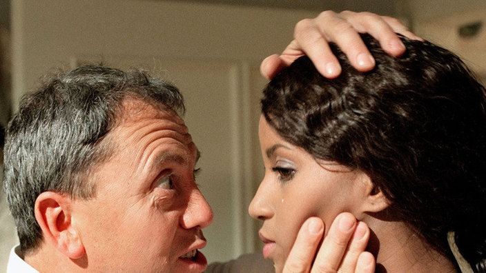 Fest im Griff: Olaf (Franz Rampelmann) ist am Ziel, er hat Mary (Liz Baffoe) in seiner Hand.