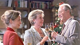 Festtagsstimmung bei Beimers: Hans und Helga stoßen mit Maja an.
