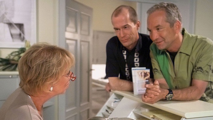 Filmreif: "Käthe" (Claus Vinçon, rechts) hat einen Vertrag als Fernseharzt in der Tasche. Berta (Ute Mora) und Carsten (Georg Uecker) freuen sich mit ihm.