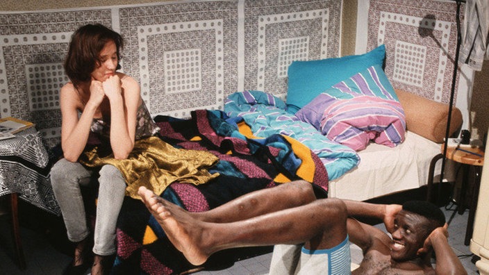 "Fit for Fun": Urszula (Anna Nowak) bestaunt Davids (Ronald Mkwanazi) Muskeln.