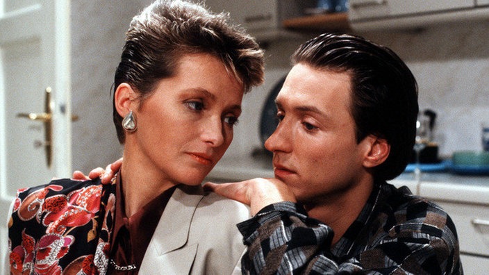 Flora (Mites van Oepen) will wissen, wann Robert (Martin Armknecht) zu ihr zurück kommt.