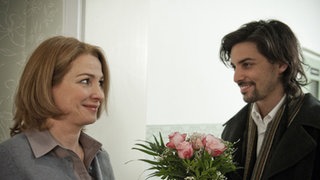 Florin überreicht Maria Blumen