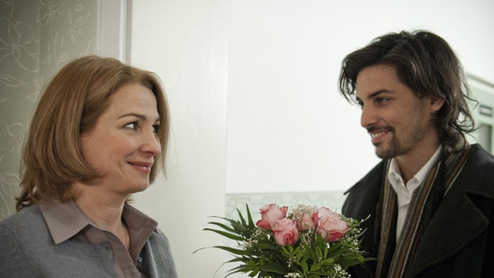 Florin überreicht Maria Blumen