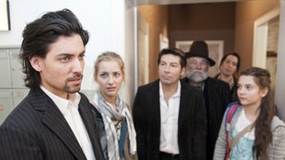 Florins Familie steht mit Caro im Hausflur