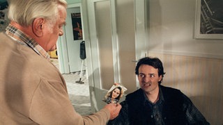Frank (Christoph Wortberg, rechts) bedrängt Egon (Wolfgang Grönebaum), sich an der Suche nach Sonia zu beteiligen.
