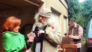 Frank (Christoph Wortberg, rechts) eröffnet im Hinterhof eine kleine Werkstatt. Isolde (Marianne Rogée) und Harry (Harry Rowohlt) begutachten den neuen Handwerksbetrieb.