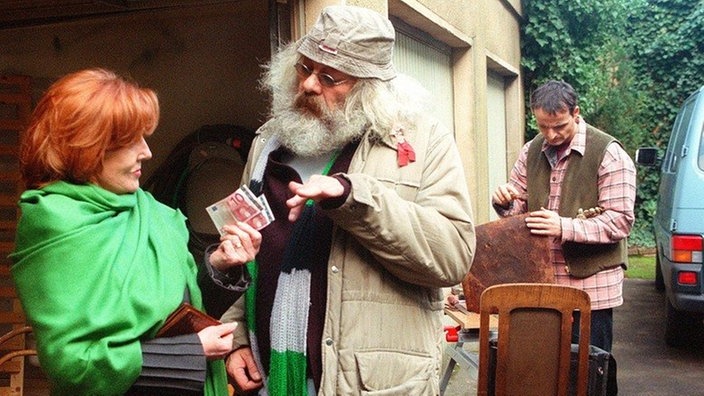 Frank (Christoph Wortberg, rechts) eröffnet im Hinterhof eine kleine Werkstatt. Isolde (Marianne Rogée) und Harry (Harry Rowohlt) begutachten den neuen Handwerksbetrieb.