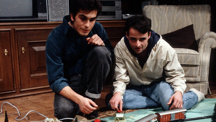 Frank (Christoph Wortberg, rechts) und Vasily (Hermes Hodolides) spielen mit Dresslers Eisenbahn.